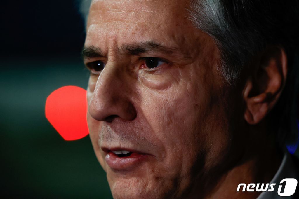 (알룰라 로이터=뉴스1) 우동명 기자 = 토니 블링컨 미국 국무장관이 8일 (현지시간) 이스라엘- 하마스 전쟁 후 4번 째로 중동 순방 중 사우디아라비아 방문을 마치고 알룰라의 공항을 떠나기 앞서 취재진을 만나 “홍해에서 국제 상선을 향한 예멘 후티 반군의 공격이 중단되지 않으면 대가를 치르게 될 것”이라고 밝히고 있다. 2024.1.9 ⓒ 로이터=뉴스1 Copyright © 뉴스1. All rights reserved. 무단 전재 및 재배포, AI학습 이용 금지.