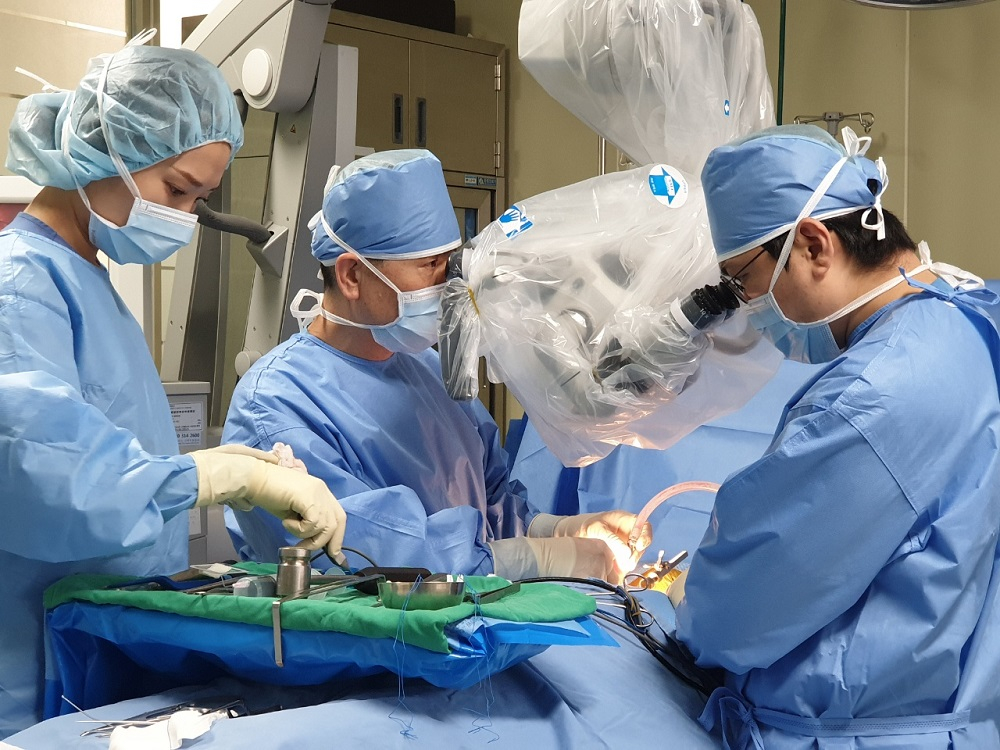 윤강준 강남베드로병원 대표원장이 양방향 척추내시경 수술을 집도하는 모습. /사진=강남베드로병원