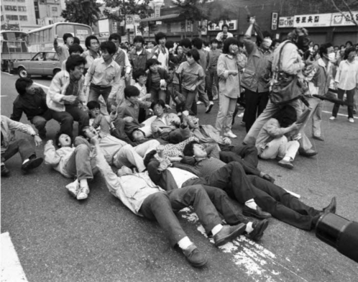 1987년 6월항쟁 당시 서울 종로거리 한 차도에서 대학생들이 시위를 벌이는 중이다. /사진제공=민주화운동기념사업회 