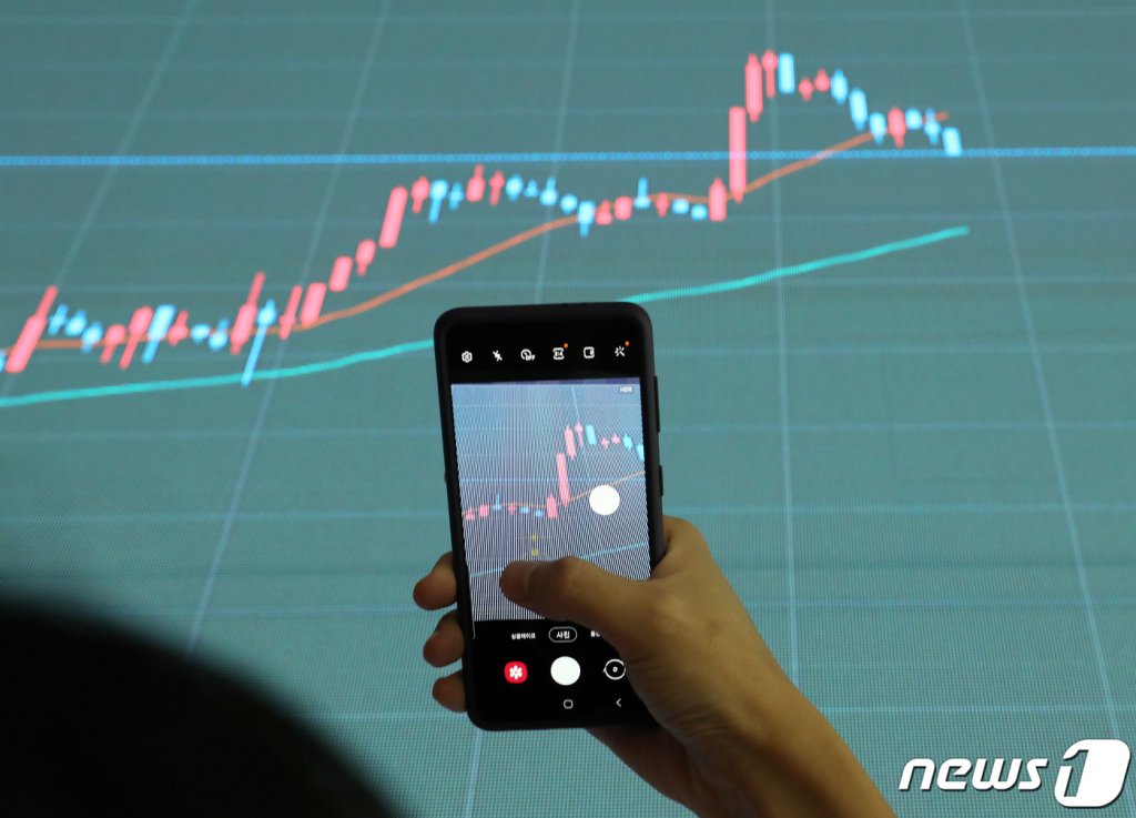 (서울=뉴스1) 김진환 기자 = 21일 오전 서울 서초구 빗썸 고객지원센터 전광판에 암호화폐 가격이 표시되고 있다. 2021.10.21/뉴스1
