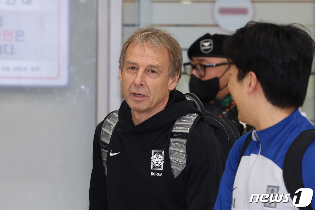 위르겐 클린스만 대한민국 축구 국가대표팀 감독이 지난해 11월 2026년 북중미 월드컵 아시아 지역 2차 예선 경기를 마친 뒤 인천국제공항으로 귀국하고 있다. /사진=뉴스1