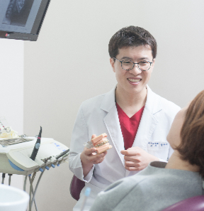 강윤구 강동경희대치과병원 교정과 교수가 환자에게 치아 교정에 대해 설명하고 있다./사진=강동경희대치과병원