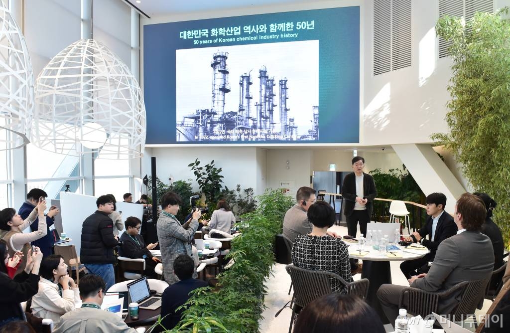 SK지오센트릭이 세계 최초 플라스틱 재활용 종합단지인 울산 ARC(Advanced Recycling Cluster) 착공을 앞두고 서울 종로구 SK그린캠퍼스에서 사전 기자간담회를 개최한 가운데 나경수 사장이 'SKGC 글로벌성장전략과 ARC 전반 계획'을 소개하고 있다. /사진=임한별(머니S)