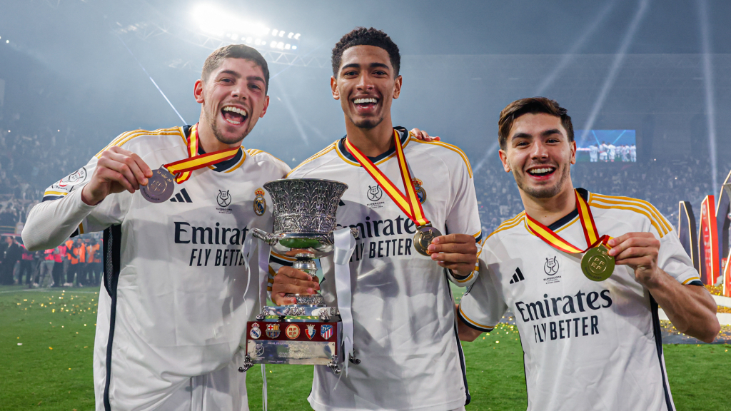 슈퍼컵을 들고 기념 사진을 촬영한 레알 마드리드 선수들. /사진=레알 마드리드 공식 사회관계망서비스(SNS)