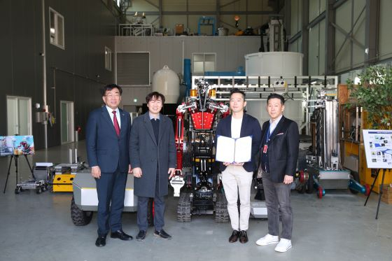한국원자력연구원은 자체 개발한 고하중 양팔 로봇 암스트롱 관련 기술을 (주)아이티원에 이전했다 (왼쪽부터) 한국원자력연구원 주한규 원장, 류동석 로봇응용연구실장, 박종원 로봇응용연구실 선임연구원, (주)아이티원 김영평 대표이사