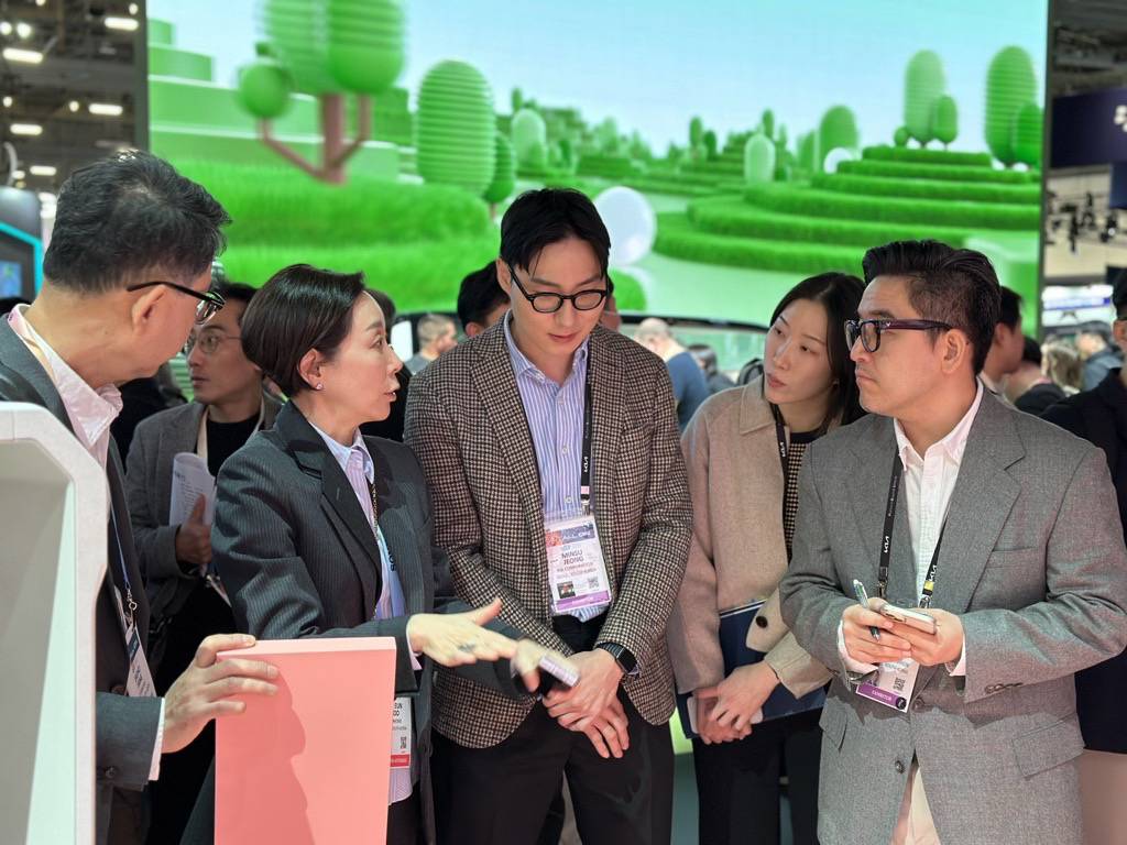 구지은 아워홈 부회장(사진 왼쪽에서 두번째)이 미국 라스베이거스에서 열린 ‘CES2024’를 참관하고 있다. /사진제공=아워홈