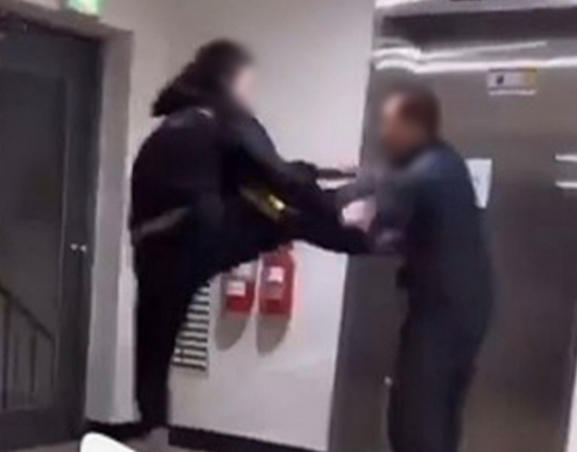 지난 12일 경기도 남양주시 다산동의 한 상가에서 10대 남학생이 60대 노인 경비원을 무차별 폭행했다./사진=온라인 커뮤니티