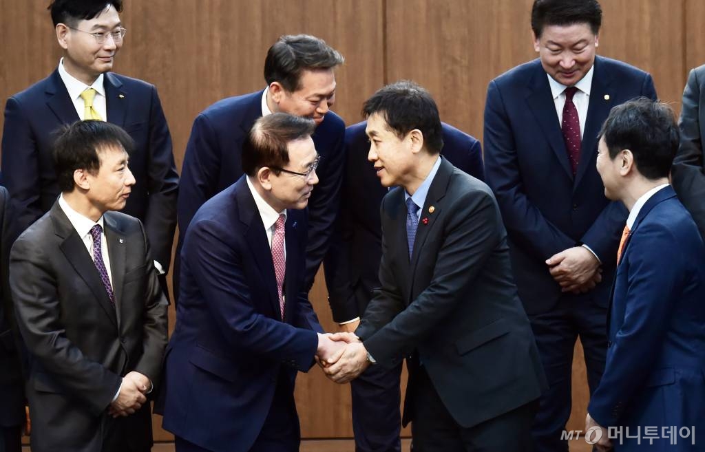 김주현 금융위원장, 이복현 금융감독원장이 15일 서울 중구 명동1가 은행회관에서 진행된 '서민-소상공인 신용회복지원을 위한 금융권 협약식'에 참석해 기념촬영 후 금융권 관계자들과 인사를 하고 있다. /사진=임한별(머니S)