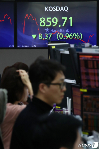 코스닥 지수가  하락한 15일 오후 서울 중구 하나은행 딜링룸에서 직원들이 업무를 보고 있다.  이날 코스닥 지수는 전거래일 대비 8.37(0.96%)포인트 하락한 859.71에 거래를 마감했다./사진=뉴스1