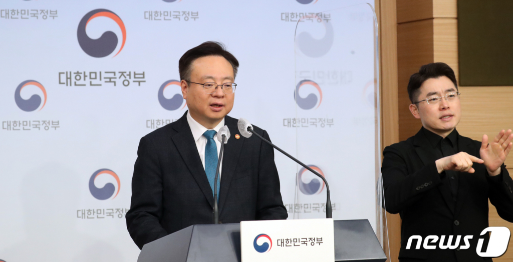 (서울=뉴스1) 김명섭 기자 = 조규홍 보건복지부 장관이 22일 오후 서울 종로구 정부서울청사 별관에서 소아의료체계 개선대책 발표를 하고 있다. 2023.2.22/뉴스1  Copyright © 뉴스1. All rights reserved. 무단 전재 및 재배포 금지.