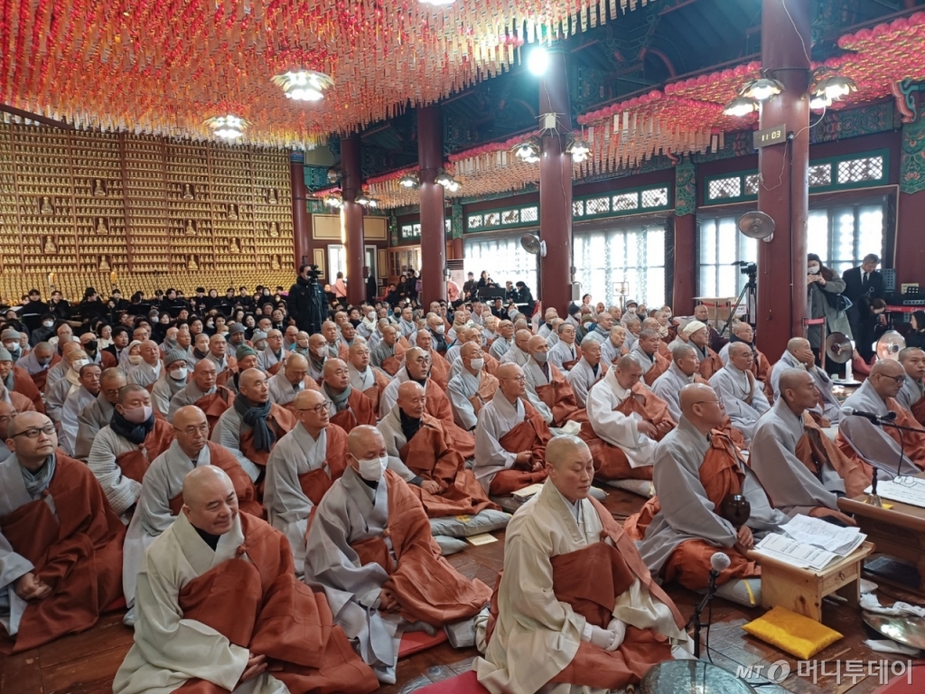 16일 오전 11시 자승스님 49재 중 종사영반하고있는 스님들/사진=오석진기자