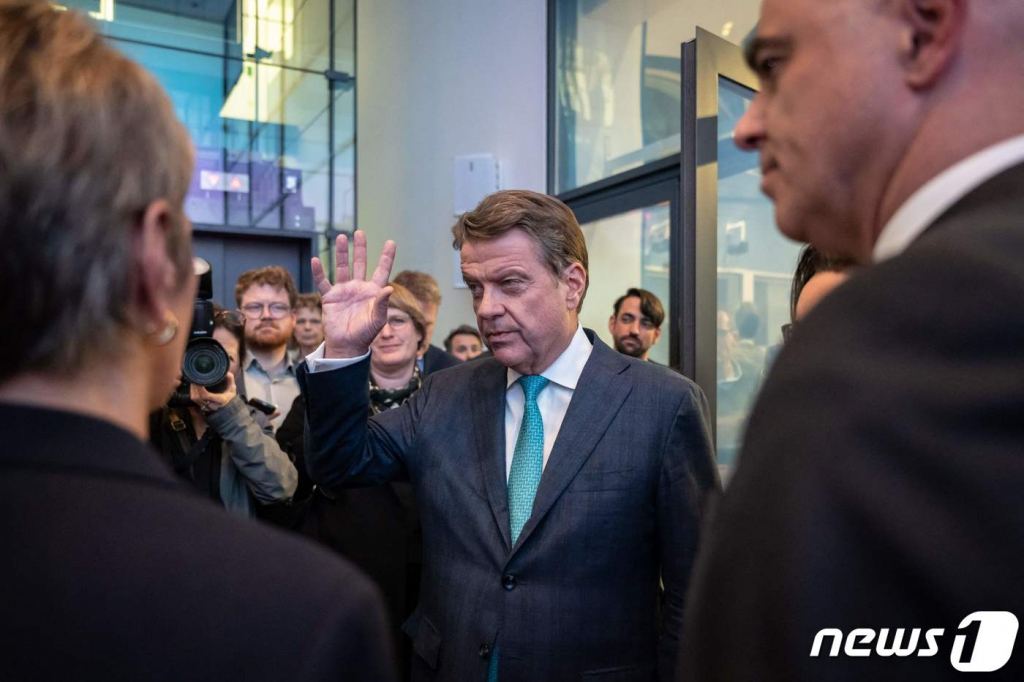 (베른 AFP=뉴스1) 우동명 기자 = 콜름 켈러허 UBS 회장이 19일(현지시간) 베른에서 UBS가 크레디트스위스(CS)를 32억 달러에 인수하는 기자회견에 도착을 하고 있다. ⓒ AFP=뉴스1 Copyright © 뉴스1. All rights reserved. 무단 전재 및 재배포 금지.