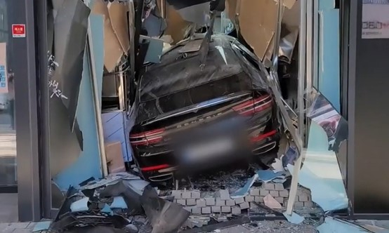 지난 13일 오후 3시3분쯤 경기 하남시 풍산동에서 60대 여성 A씨가 몰던 승용차가 상가 건물로 돌진하는 사고가 났다. /사진=JTBC 캡처