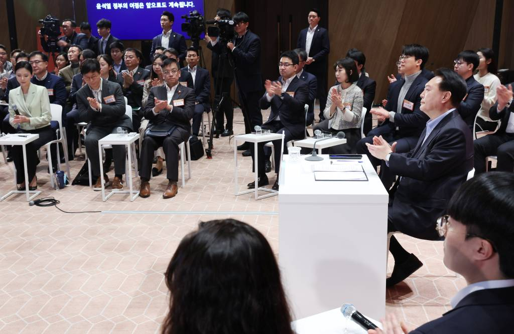 [서울=뉴시스] 전신 기자 = 윤석열 대통령이 17일 서울 여의도 한국거래소에서 열린 네 번째 국민과 함께하는 민생토론회에서 김주현 금융위원장의 '상생의 금융, 기회의 사다리 확대'를 위한 정책 방안 발표를 듣고 박수치고 있다. (대통령실통신사진기자단) 2024.01.17.