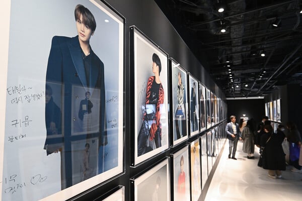 아티스트들이 남긴 메시지가 돋보이는 브로마이드