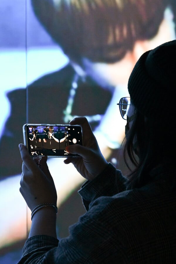 멤버들의 영상을 촬영하는 한 팬