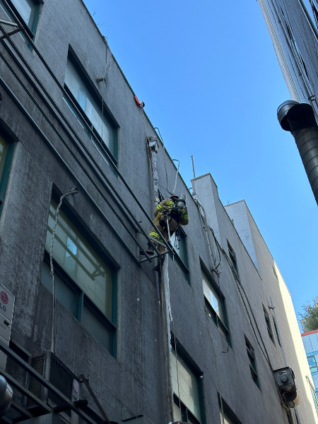 내부 진입이 어려울 땐, 옥상에서 로프를 연결해 창문으로 진입하기도 한다. 역시 위험한 작업./사진=박준흠 소방장 제공