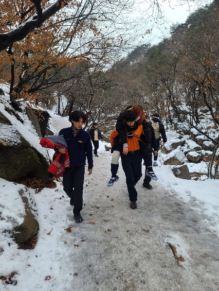 등산객 부상자를 등에 업고 내려오는 고양소방서 119 구조대원들./사진=박준흠 소방장 제공