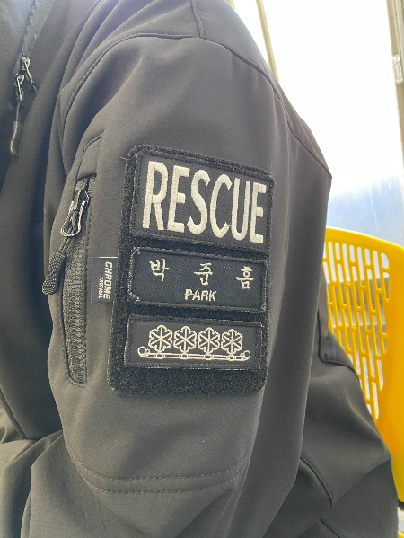 박 소방장의 왼쪽 어깨에 부착돼 있던 '구조(RESCUE)' 안장. 고요히 고생하는 이들이 있기에, 험한 세상에서도 비로소 안심하고 살아갈 수 있다고./사진=남형도 기자