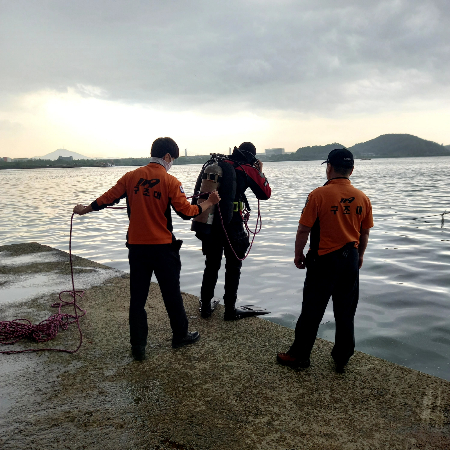 실종자 수색을 위해 한강에 입수하는 박준흠 소방장./사진=박준흠 소방장 제공