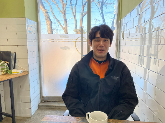 기자와 인터뷰하다 웃어보이던 박준흠 소방장./사진=남형도 기자