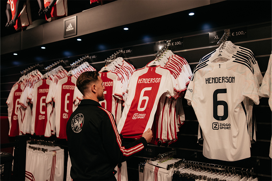 자신의 아약스 유니폼을 바라보는 조던 헨더슨. /사진=아약스 공식 홈페이지 캡처