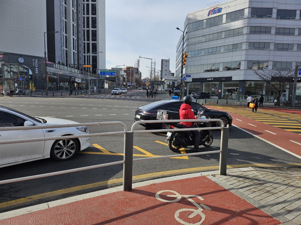 19일 오후 3시 서울 강서구 마곡동 신방화역 사거리 3번 출구 앞 우회전 골목./사진=이승주 기자