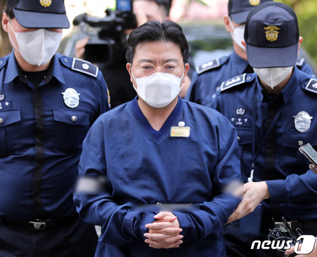 (서울=뉴스1) 구윤성 기자 = 소시에테제네랄(SG)증권발 폭락 사태와 관련해 주가조작을 주도한 의혹을 받는 라덕연 투자자문업체 대표가 11일 오전 서울 양천구 서울남부지방법원에서 열리는 구속 전 피의자심문(영장실질심사)에 출석하고 있다. 2023.5.11/뉴스1 Copyright © 뉴스1. All rights reserved. 무단 전재 및 재배포 금지.