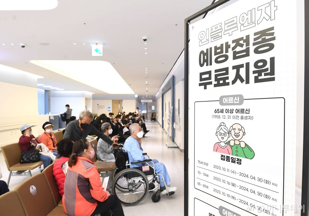 75세 이상 고령층에 대한 독감 무료 예방접종이 시작된 11일 오후 서울 강서구 부민병원에서 어르신들이 독감 무료 예방 접종을 받기 위해 기다리고 있다. /사진=머니S 장동규 기자