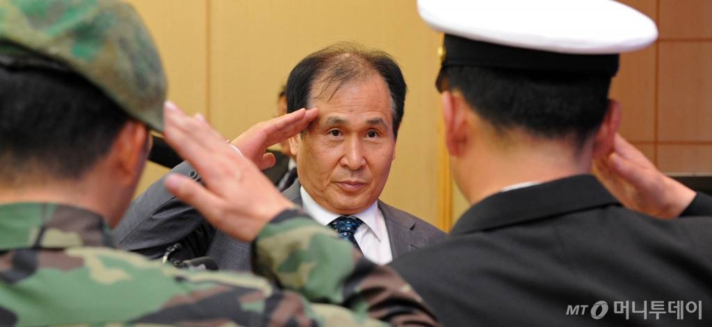 아덴만 여명작전 중 총상을 입고 입원한 석해균 선장이 입원 280일 만에 수원 아주대병원에서 퇴원하며 손을 흔들고 있다. 석 선장은 생명의 위협을 무릅쓰고 작전에 적극적으로 기여한 공로로 국민훈장 동백장을 받았다. /사진=머니투데이DB