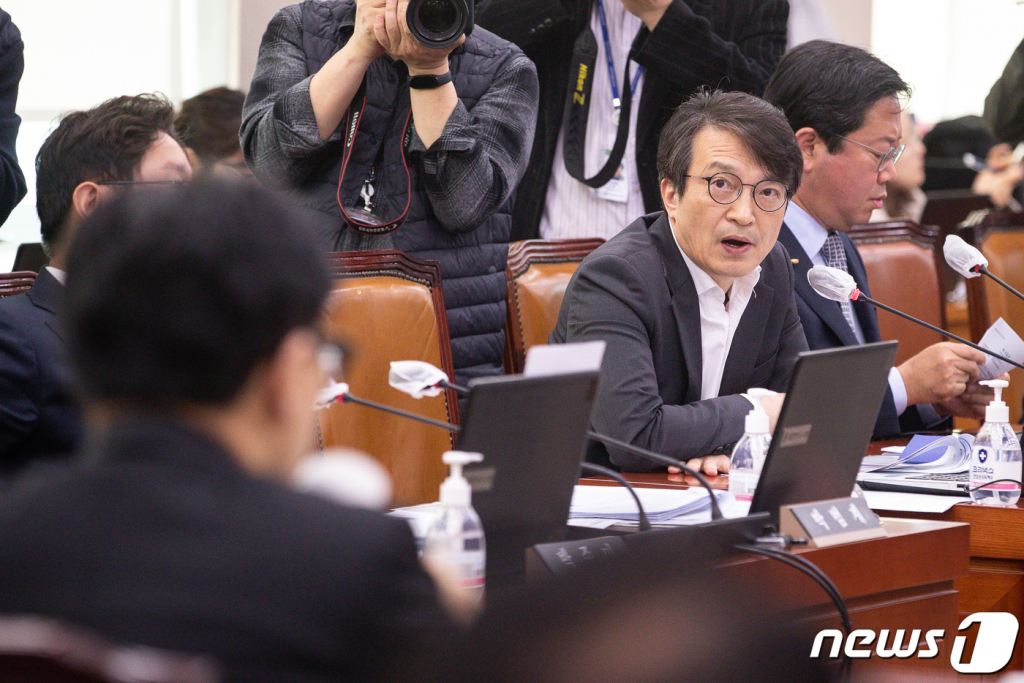 (서울=뉴스1) 유승관 기자 = 김의겸 더불어민주당 의원이 27일 서울 여의도 국회에서 열린 제404회 국회(임시회) 법제사법위원회 제2차 전체회의에서 한동훈 법무부 장관에게 질의하고 있다. 2023.3.27/뉴스1 Copyright © 뉴스1. All rights reserved. 무단 전재 및 재배포 금지.