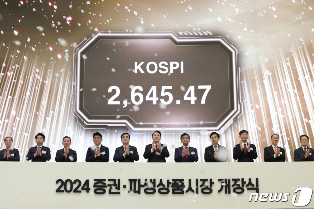 윤석열 대통령이 지난 2일 서울 영등포구 한국거래소에서 열린 2024 증권ㆍ파생상품시장 개장식에서 개장 신호 버튼을 누른 뒤 박수치고 있다. /사진=뉴스1(대통령실 제공).