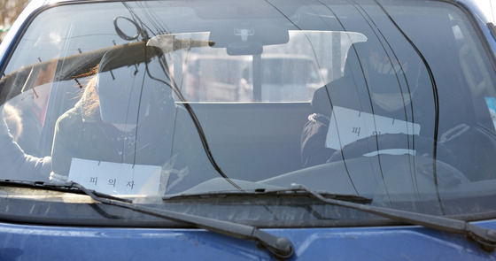 '교통사고 위장 남편 청부살해 사건' 피의자 강씨(45)와 손씨(49)가 현장검증을 하고 있다. 강씨(45·여)는 시흥시 금화로 비닐하우스촌 인근 비포장도로에서 손씨를 시켜 남편 박모(49)씨를 1t 화물차로 들이받아 살해한 혐의를 받고 있다. 2016.1.27/사진=뉴스1  