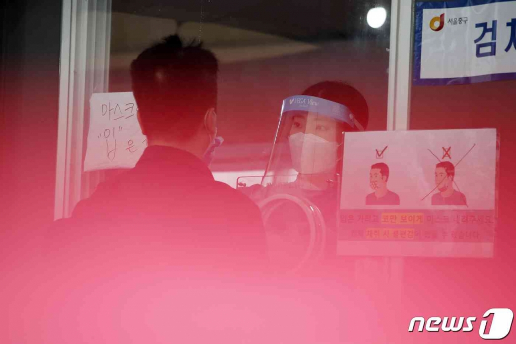 2021년 8월25일 오전 서울 중구 서울역광장에 마련된 코로나19 선별검사소에서 시민들이 검사를 받고 있다. /사진=뉴스1