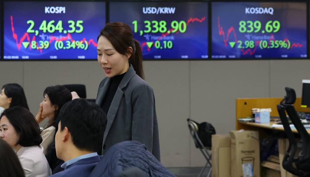 코스피가 전 거래일(2472.74)보다 8.39포인트(0.34%) 하락한 2464.35에 장을 마감한 22일 서울 중구 명동 하나은행 딜링룸에서 딜러가 업무를 보고 있다. 코스닥지수는 전 거래일(842.67)보다 2.98포인트(0.35%) 내린 839.69에 거래를 종료, 서울 외환시장에서 원·달러 환율은 전 거래일(1339.0원)보다 0.1원 떨어진 1338.9원에 마감했다./사진=뉴시스