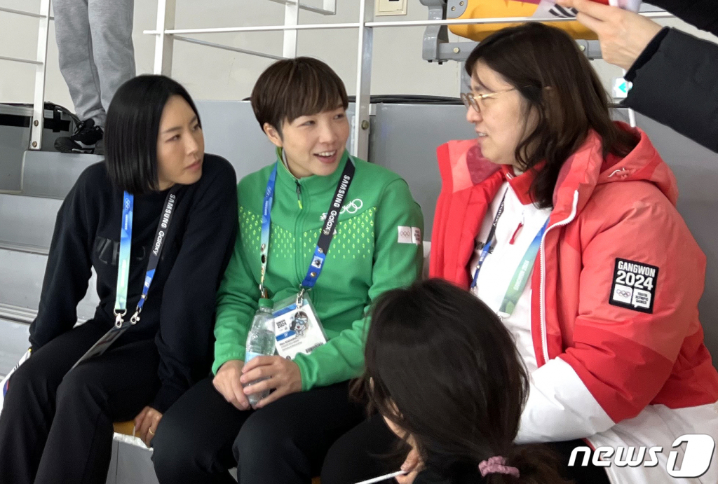 (서울=뉴스1) = 장미란 문화체육관광부 제2차관이 22일 2024 강원 동계청소년올림픽대회 스피드스케이팅 경기가 열리고 있는 강원도 강릉 스피드스케이팅경기장에서 이상화 대회 공동조직위원장, 고다이라 마오 전 일본 스피드스케이팅 선수와 경기를 관람하며 대화하고 있다. (문화체육관광부 제공) 2024.1.22/뉴스1  Copyright © 뉴스1. All rights reserved. 무단 전재 및 재배포,  AI학습 이용 금지.