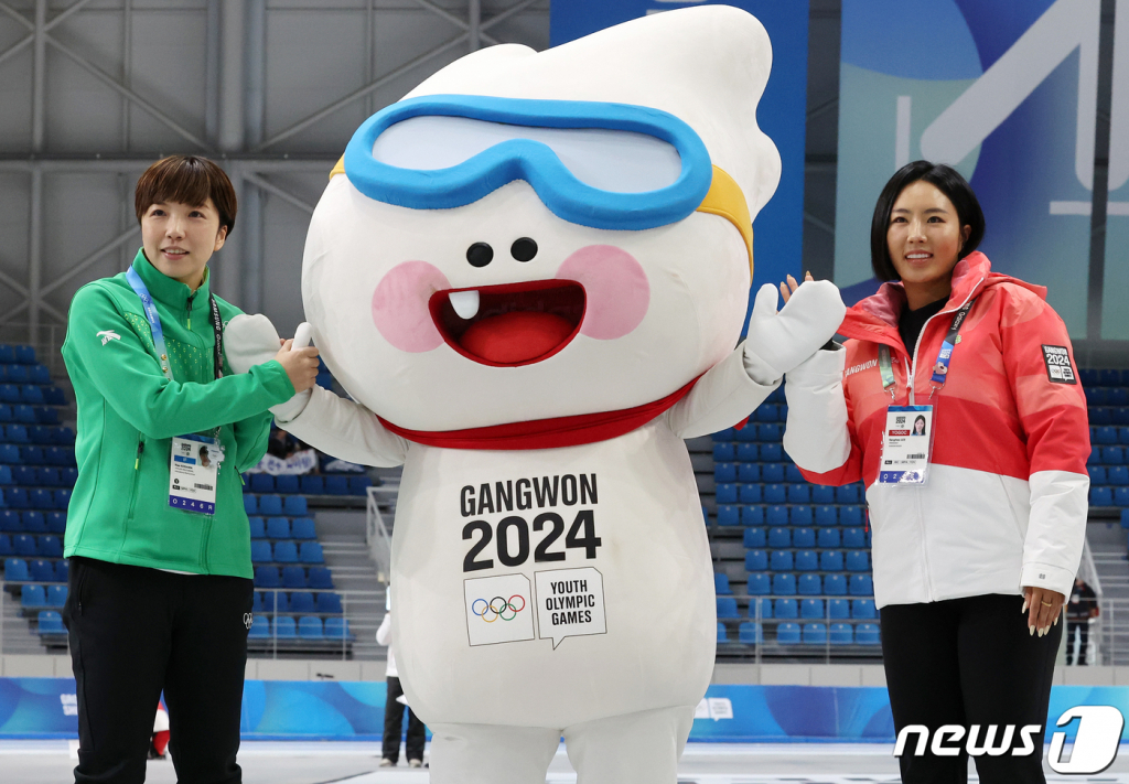 (강릉=뉴스1) 김진환 기자 = 이상화 2024 강원동계청소년올림픽 공동조직위원장과 2018년 평창 동계올림픽 스피드스케이팅 여자 500m 금메달리스트인 일본의 고다이라 나오가 22일 강원 강릉 스피드스케이팅경기장(강릉오발)에서 대회 공식 마스코트 '뭉초'와 기념 촬영을 하고 있다. 2024.1.22/뉴스1  Copyright © 뉴스1. All rights reserved. 무단 전재 및 재배포,  AI학습 이용 금지.