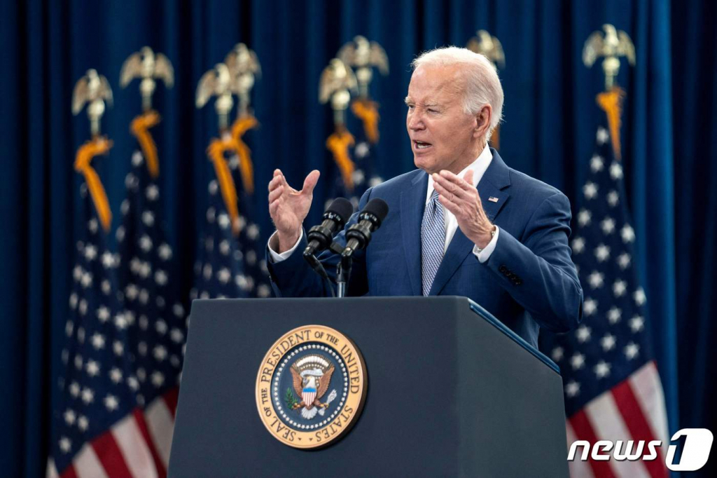 (롤리 AFP=뉴스1) 우동명 기자 = 조 바이든 미국 대통령이 18일 (현지시간) 노스캐롤라이나주 롤리의 애보츠 크리크 커뮤니티 센터에서 바이드노믹스 홍보 연설을 하고 있다. 2024.1.19 ⓒ AFP=뉴스1 Copyright © 뉴스1. All rights reserved. 무단 전재 및 재배포, AI학습 이용 금지.