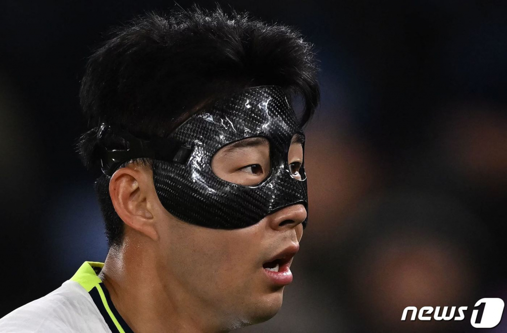 (런던 AFP=뉴스1) 우동명 기자 = 손흥민이 4일(현지시간) 영국 런던의 셀허스트 파크에서 열린 EPL 크리스털 팰리스와 경기서 마스크를 쓴 채 출전을 하고 있다. ⓒ AFP=뉴스1 Copyright © 뉴스1. All rights reserved. 무단 전재 및 재배포 금지.