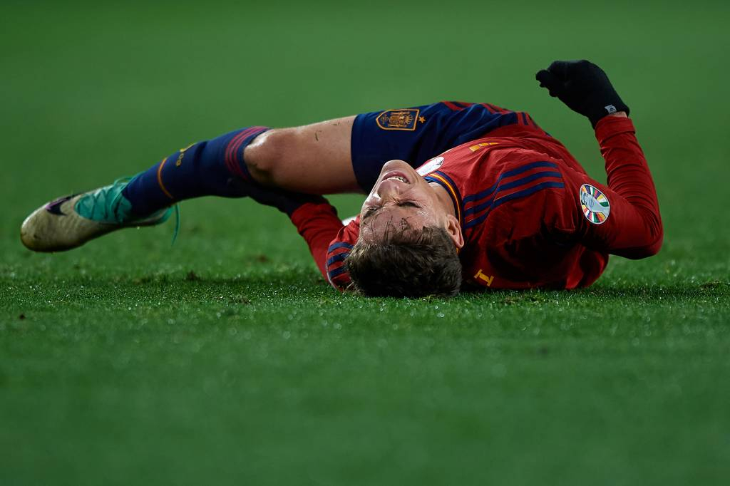 [바야돌리드=신화/뉴시스] 스페인의 파블로 가비(바르셀로나)가 19일(현지시각) 바야돌리드의 호세 소리야에서 열린 유럽축구연맹(UEFA) 유로 2024 예선 조별리그 A조 최종전 조지아와의 경기 중 다쳐 고통스러워하고 있다. 가비는 전반 20분경 상대 수비수와 충돌해 부상했으며 검사 결과 전방 십자인대가 파열돼 6~8개월 경기에 나설 수 없게 됐다. 스페인은 조지아를 3-1로 꺾고 조 선두를 기록하며 본선에 진출했다. 2023.11.20.