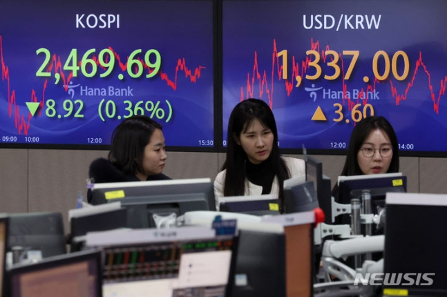 11일 오후 서울 중구 하나은행 딜링룸. /사진=뉴시스