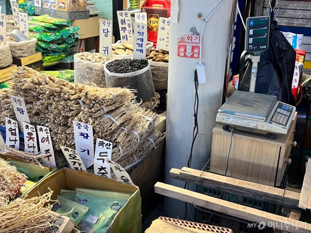 24일 서울 동대문구 경동시장 안 일부 점포에서는 소화기를 발견하기 어려웠다. 한 점포는 기둥에 '소화기'라고 적힌 빨간 스티커를 붙여놨지만 기둥 주변은 매대로 가로막혀 있었다./사진=민수정 기자 