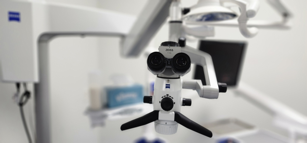 이 치과병원엔 신경치료를 위한 최신 장비인 미세 현미경이 2대 있다. /사진=정심교 기자