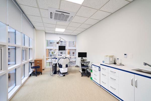 이곳 통합치의학과 진료실은 휠체어 이용률이 높은 고령층의 국가유공자를 배려해 여느 치과 진료실보다 2배가량 넓게 공간을 크게 설계했다. 휠체어를 타고 들어갈 수 있게 한 것이다. /사진=정심교 기자  