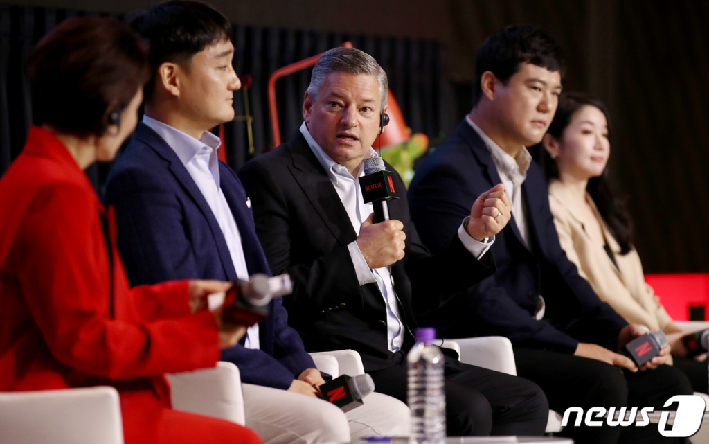 (서울=뉴스1) 사진공동취재단 = 테드 서랜도스 넷플릭스 공동 최고 경영책임자(CEO)가 22일 오전 서울 종로구 포시즌스호텔에서 열린 ‘넷플릭스와 한국콘텐츠 간담회’ 후 취재진의 질문에 답변하고 있다. 왼쪽부터 강동환 부사장, 서랜도스 CEO, 이성규 시니어 디렉터, 고현주 PR총괄 시니어 디렉터. 2023.6.22/뉴스1 Copyright © 뉴스1. All rights reserved. 무단 전재 및 재배포 금지.