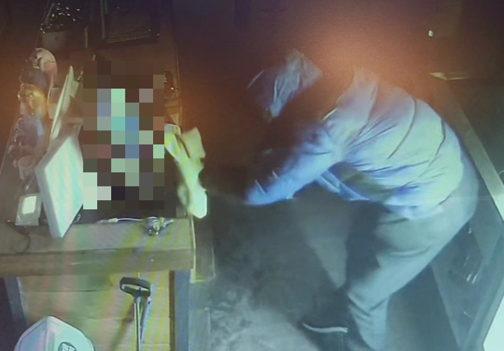 지난 12일 오전 8시쯤 서울 관악구 한 술집에서 40대 남성 A씨가 현금 약 50만원을 훔친 뒤 수건으로 흔적을 지우고 있는 모습. A씨는 이곳을 포함해 대전, 울산, 부산, 경기 등 19곳 식당·술집에서 현금 2000여만원을 훔친 혐의로 지난 23일 구속 송치됐다./사진=독자 제공