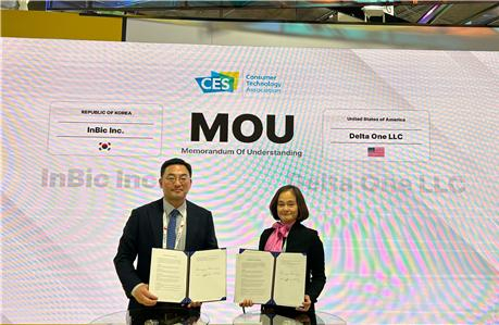 인빅 지효철 대표(왼쪽)와 DELTA ONE LLC 유화 대표(오른쪽)가 MOU 체결 후 기념 촬영을 하고 있다./사진제공=인빅