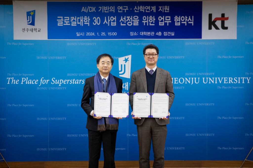 박진배 전주대 총장(왼쪽)과 김용남 KT전남·북법인고객본부장./사진제공=전주대