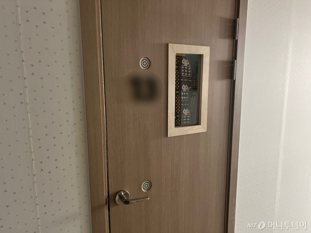 서울 성북구의 B 룸카페는 복도를 따라 여러 개의 방이 이어졌다. 천장이 막혀 있고 각방에 문이 설치돼 있어 문을 닫으면 완전한 밀실이었다. 문에 설치된 작은 창문에는 종이가 붙어 있거나 검은색 천 등이 덧대 있었다. 청소년용 방은 창문이 가려지지 않은 상태였지만 창문 크기가 작아 가까이 가지 않으면 내부에서 어떤 일이 일어나는지 알기 어려웠다./사진=민수정 기자 