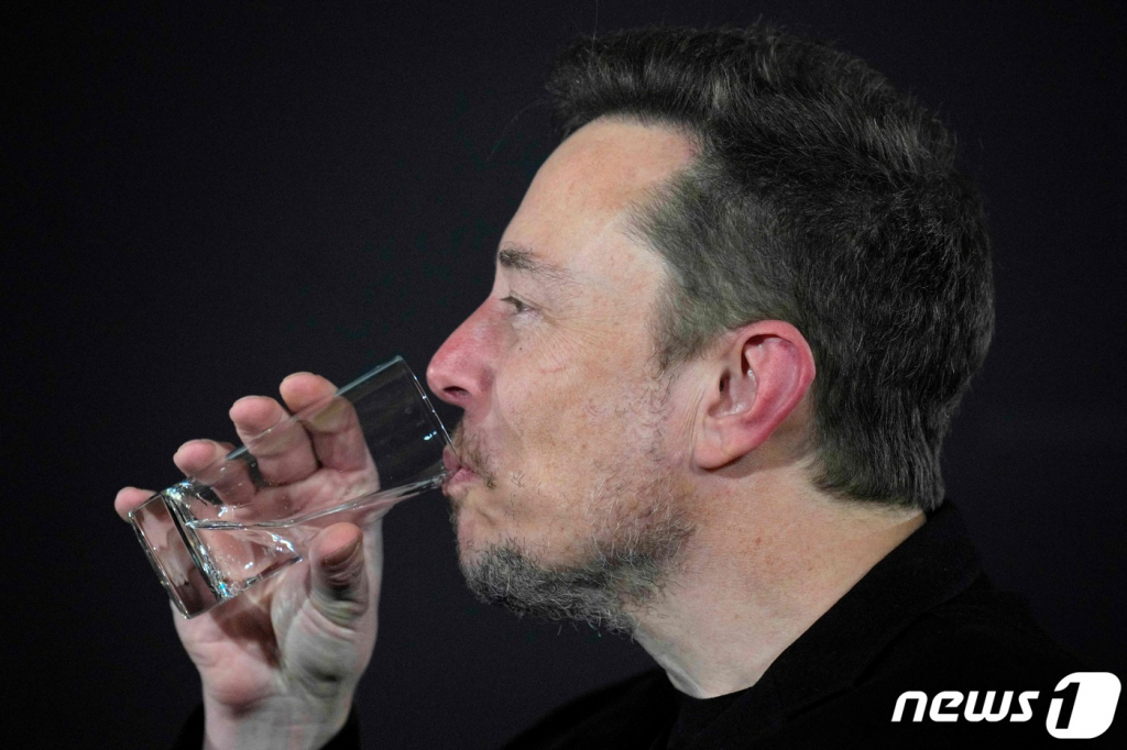 (런던 AFP=뉴스1) 우동명 기자 = 일론 머스크 테슬라 CEO가 2일(현지시각) 런던에서 열린 '비즈니스 커넥트' 행사에 참석해 리시 수낵 영국 총리와 대담 중 물을 마시고 있다. 2023.11.3 ⓒ AFP=뉴스1 Copyright © 뉴스1. All rights reserved. 무단 전재 및 재배포, AI학습 이용 금지.